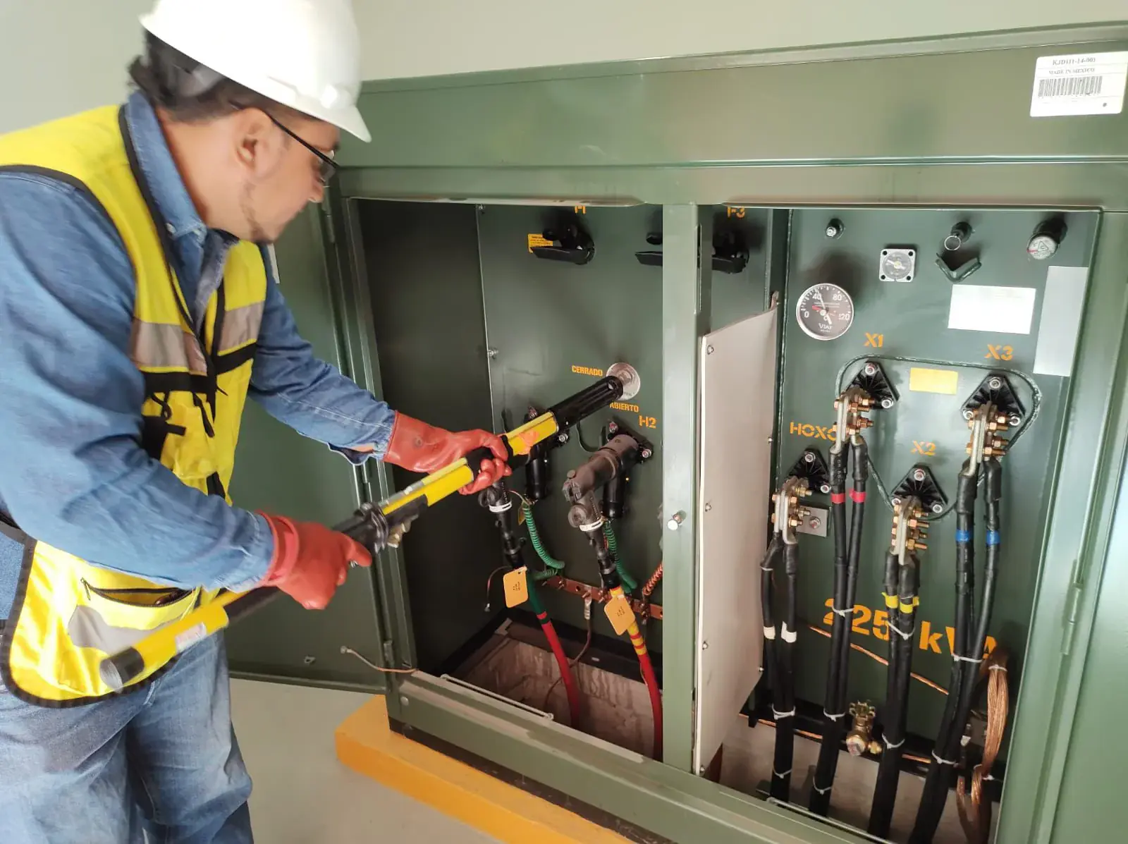 Técnico de Power Diesel realizando pruebas a un transformador